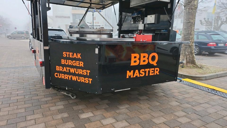 ROKA Schwenkgrill Grillwagen Holzkohle  Gas Grill Imbiss BBQ mieten zu vermieten XXL Imbisswagen Imbissanhänger Grillwagen Verkaufswagen Schwenkgrill Arena mieten zu vermieten Food trailer Schwenkgril in Groß-Gerau