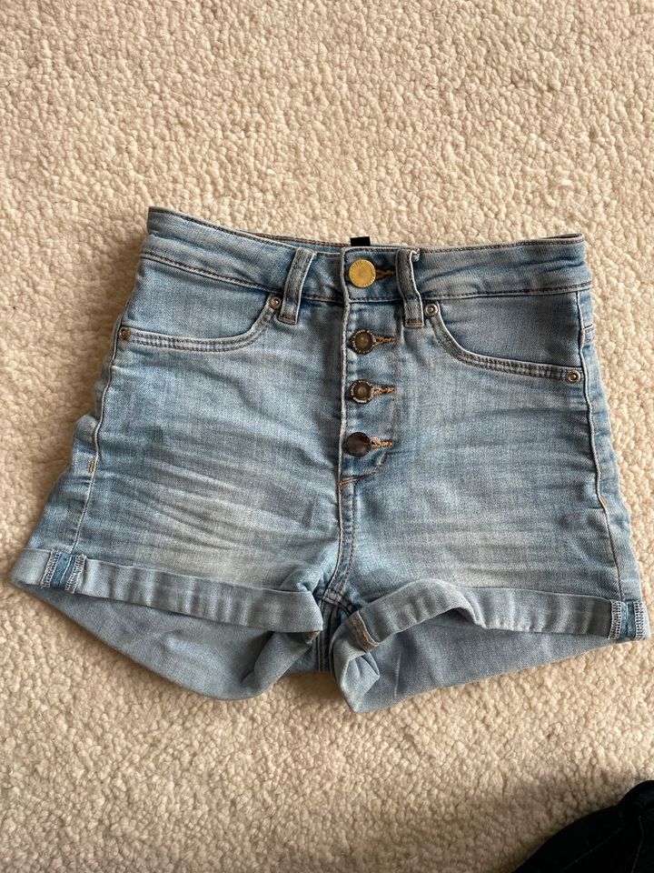 H&M Divided Hotpants Jeansshorts Gr. 32 in Langwedel