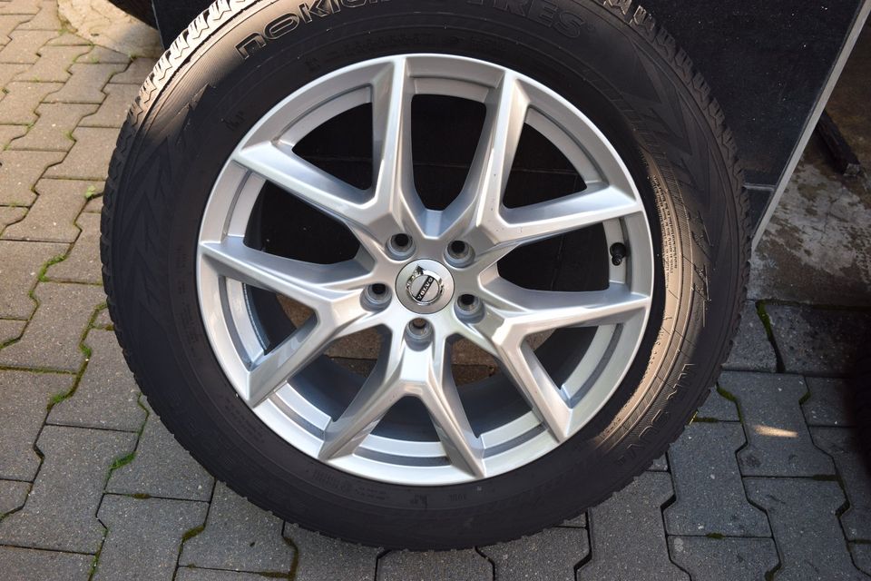 Nr.20 Volvo XC60 Winterreifen/Winterräder 235/60 R18 DOT 2419 in Wuppertal