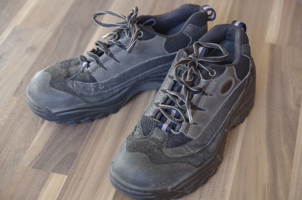 Wanderschuhe, Boots mit fester Sohle, schwarz Gr. 37 in Bremen