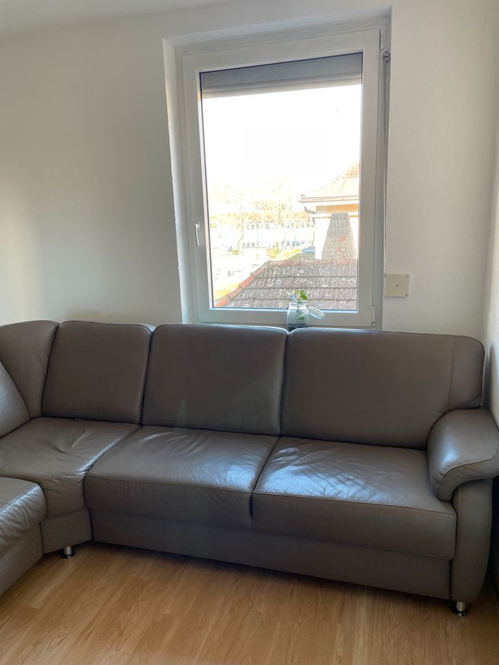 Schönes großes Sofa / bequeme Couch mit Couchtisch in Würzburg