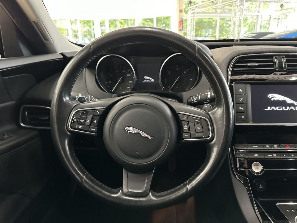 Jaguar XE 20d Pure *NAVi*Bi/XENON*KAMERA*SPUR*PDC* in Kerpen