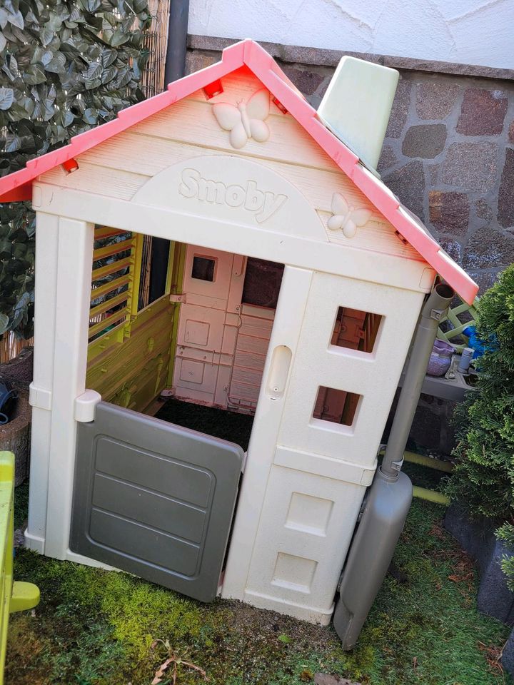 Spielhaus smoby mit Küche, Zaun mit Blumenkästen, Schornstein uvm in Seligenstadt