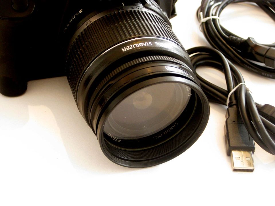 Canon EOS 1000d Digitalkamera mit Hama Stativ und Fototasche in Riegel