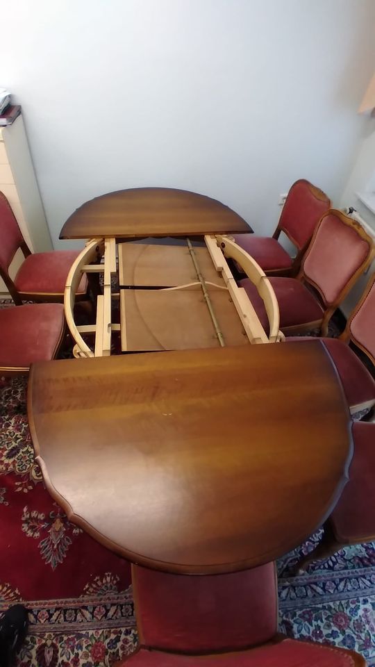 8 Stühle im Chippendale Stil mit Tisch in Rotenburg