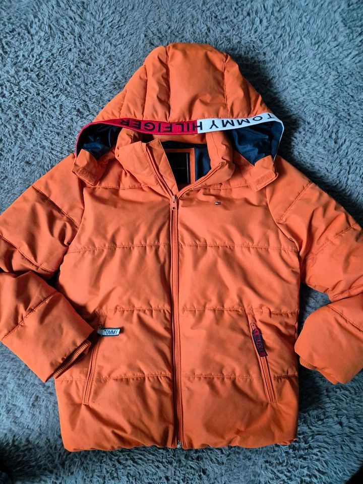 Mega coole neuwertige Tommy Hilfiger Winterjacke Gr. 152 in Geldern