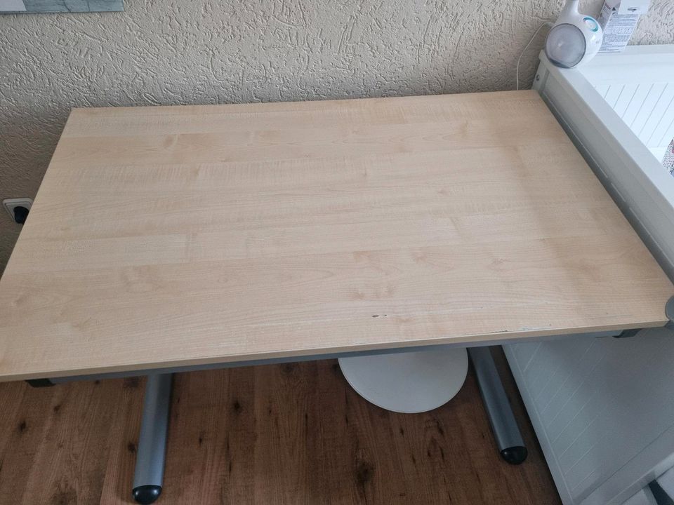 Schreibtisch mit Stuhl in Duisburg
