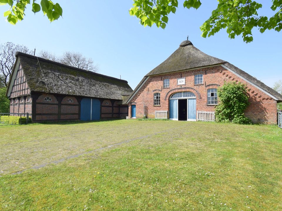 Historischer Landsitz unter Reet am Jadebusen / Nordsee in Stadland