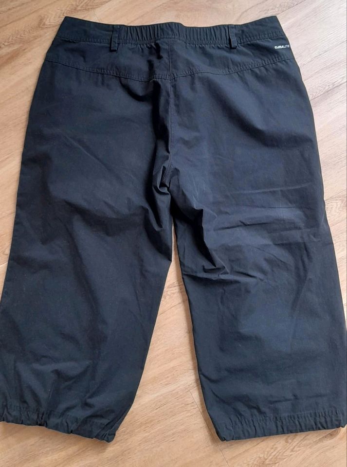 Schwarze Adidas Dreiviertel Hose in Hasselbach (Hunsrück)