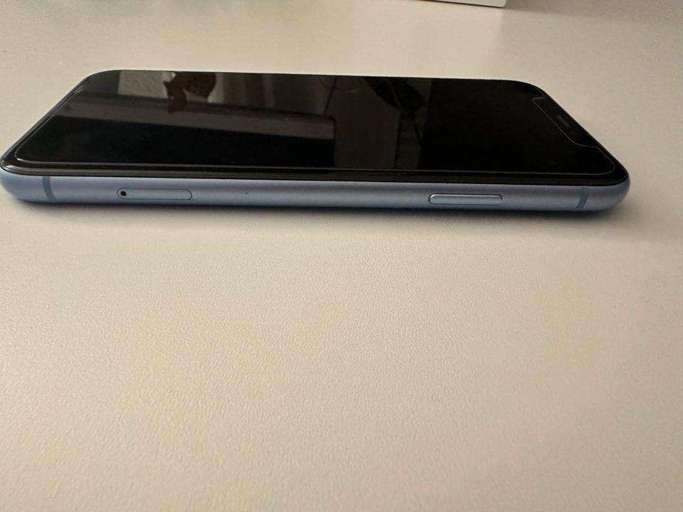 iPhone XR blau 128 GB sehr guter Zustand in Bad Vilbel