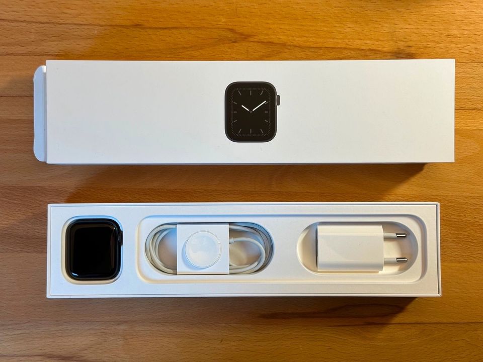 Apple Watch Series 5 (44mm, GPS + Cellular) Space Grey - mit OVP in Nürnberg (Mittelfr)