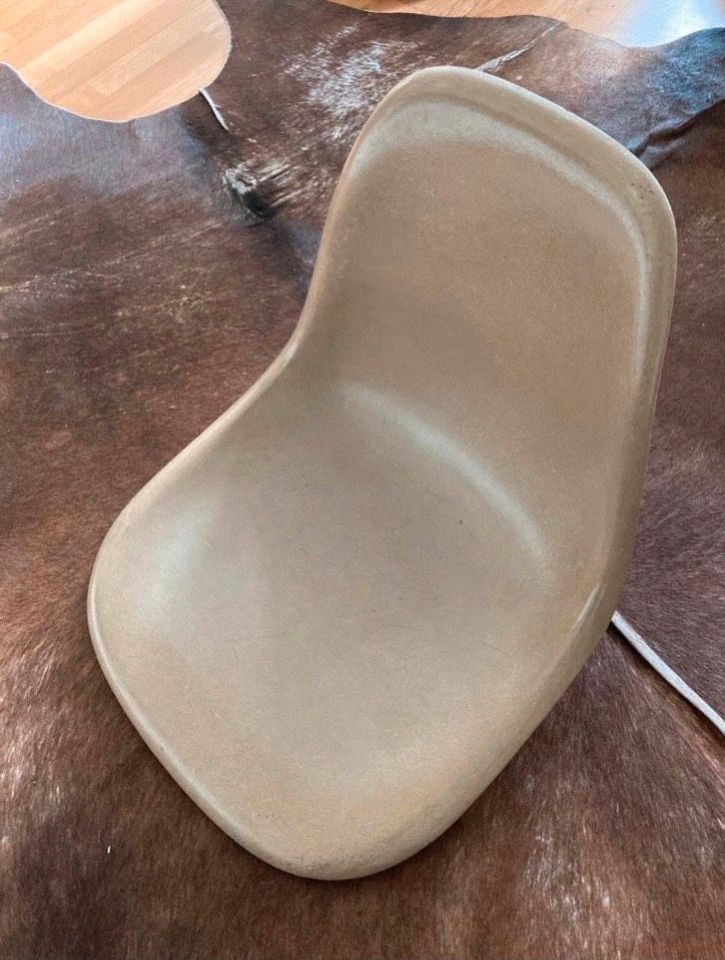 Charles Eames side chair Vitra Fiberglas Schale Hermann Miller in Ulm