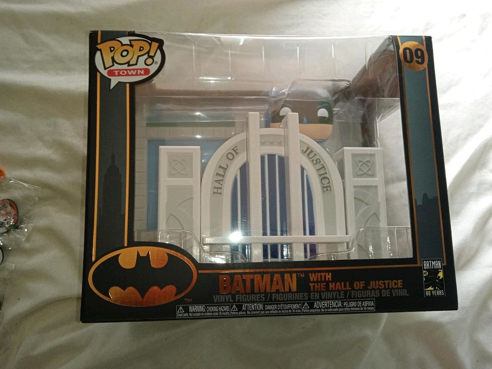 Funko Pop Town 09 - Batman with the Hall of Justice - Adam West in Unna