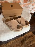 UGG Sandale Goldenstar Cross Slide, Gr. 39 Niedersachsen - Weyhe Vorschau