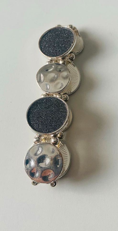 Modisches Armband, Silber,farben, elastisch, neuwertig, in Plettenberg