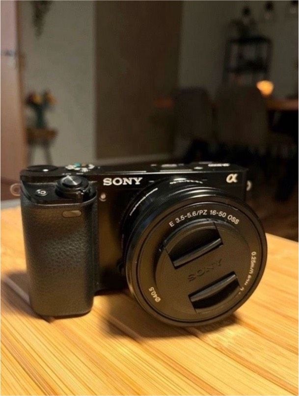 Sony Alpha 6000, Spiegelreflexkamera mit Objektiv in Minden