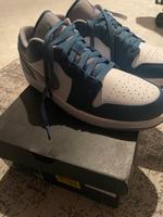 Jordan 1 Low True Blue Cement | 46 Bayern - Aura Vorschau