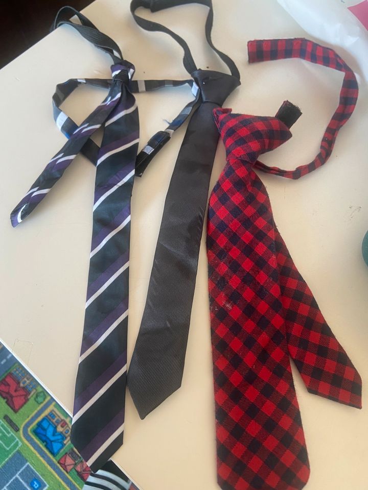Kinder Krawatten Teil 5€ in Mülheim (Ruhr)