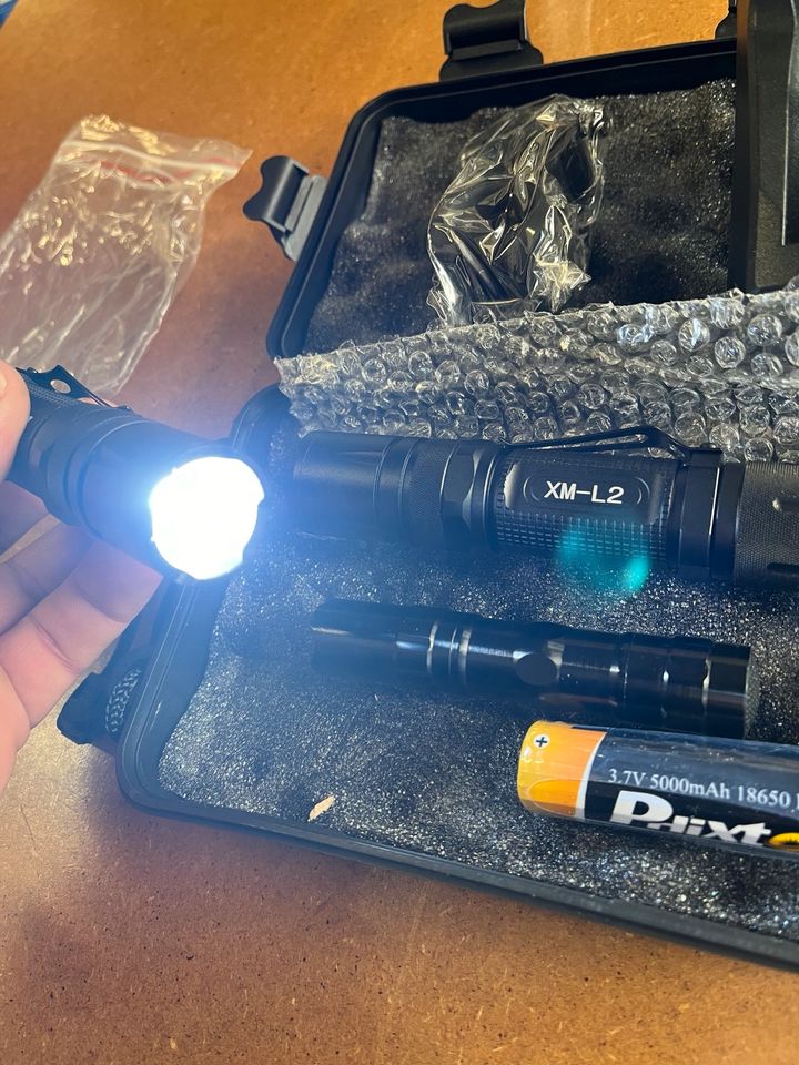 LED Taschenlampe 1x groß 1x klein mit Koffer aufladbare Batterie in Hildesheim