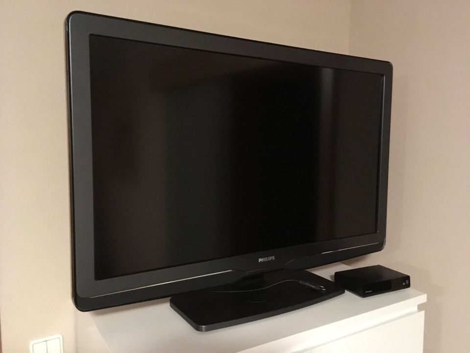 Philips LCD-Fernseher 94 cm (37"), Full HD 1080p in Falkenstein