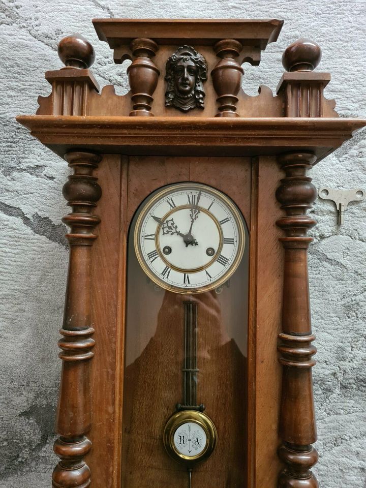 Wanduhr Pendel Holz Antik in Hardheim