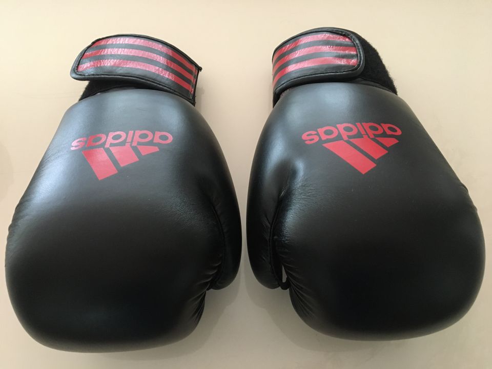 Boxhandschuhe adidas, schwarz-rot, 8 OZ, sehr gut erhalten in Stuttgart
