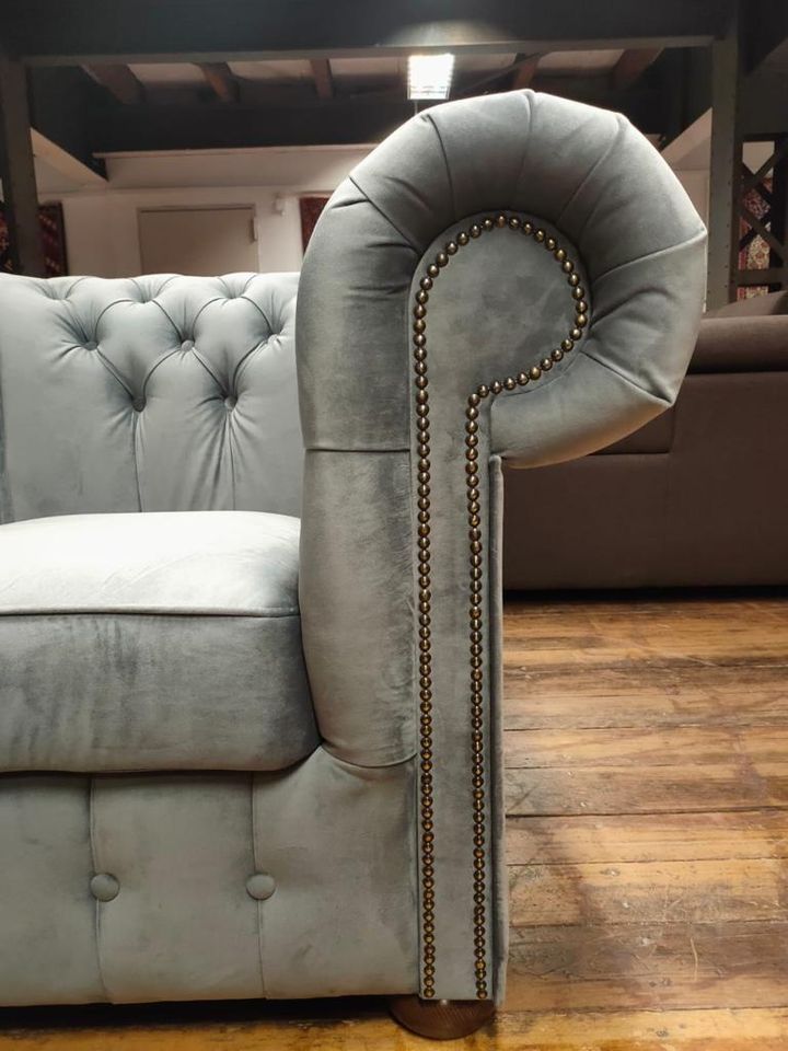 Edler Sessel Chesterfield im Landhausstil Samt Silber, Federkern in Hamburg