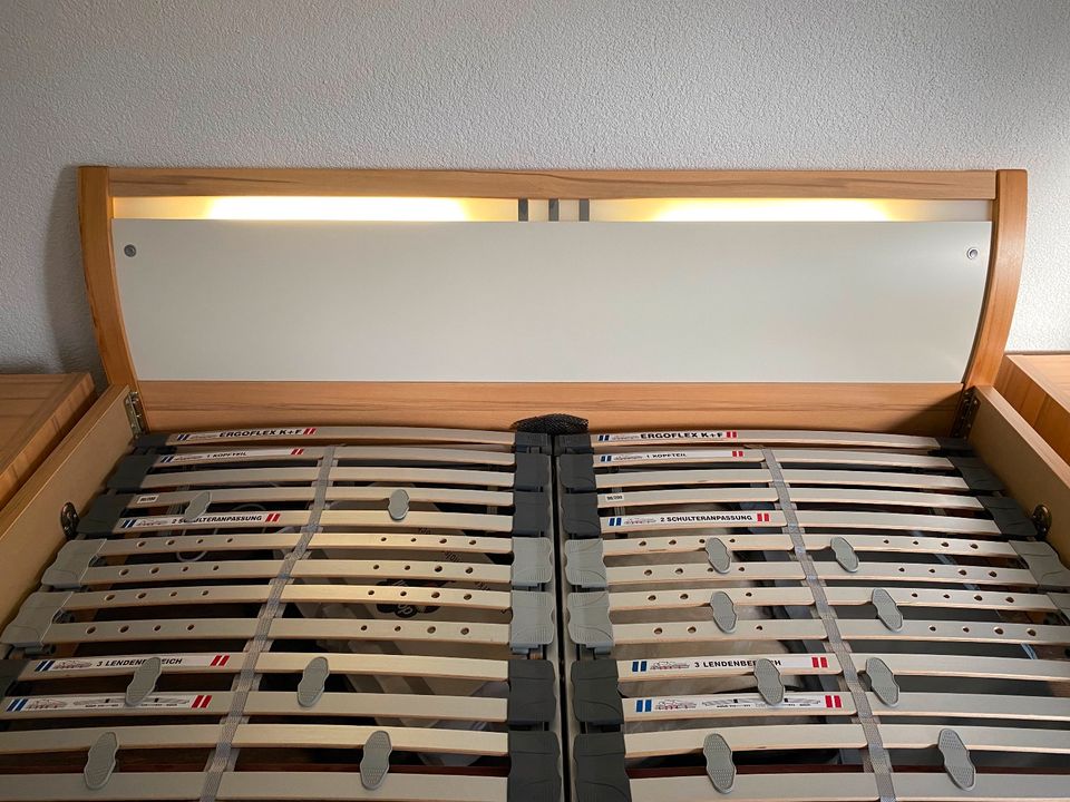 Topgepflegtes Bett - 180x200 aus Kirschbaumholz + 2x Nachttisch in Weiterstadt