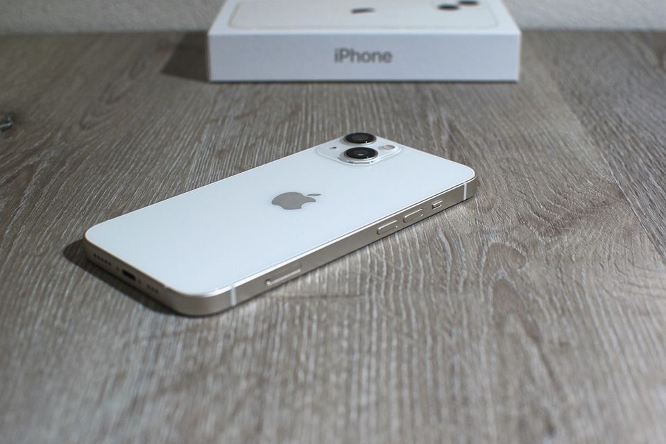 iPhone 13 256 GB Polarstern in Kerben