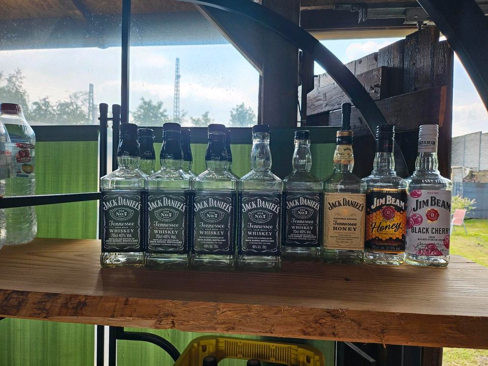 12 leere Flaschen Jack Daniels und Jim Beam zu verkaufen in Herne