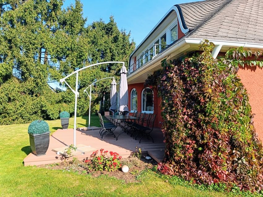 Großzügige, repräsentative Villa m. Garage auf gepflegtem, eingewachsenem Grundstück in ruhiger Lage in Ruhstorf an der Rott