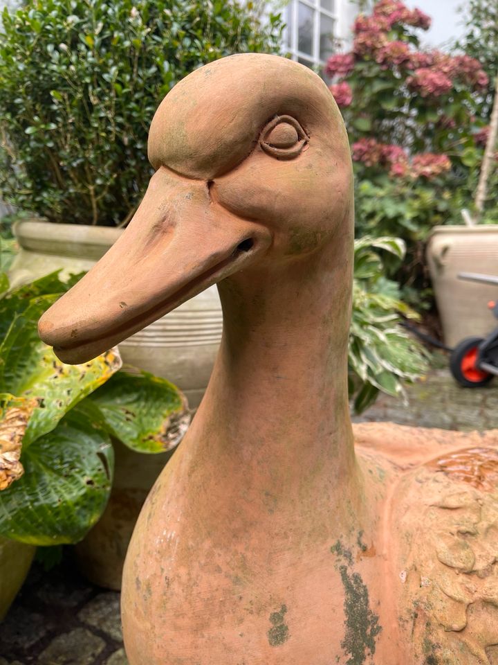 Osterdeko, große Gans, Gartendeko, Ton. Gartenfigur in Flensburg