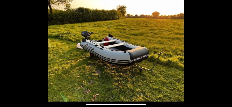 Schlauchboot mit Motor in Hamburg