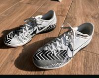 NIKE Hallenfußballschuhe 37,5 & Stutzen Bayern - Ottobeuren Vorschau