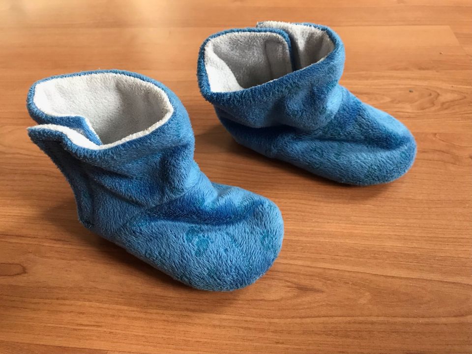 blaue Kuschelschuhe Hausschuhe Wagenschuhe Sohlenlänge 14 cm in Dresden