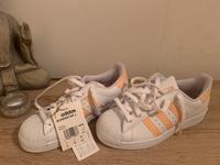 Adidas Superstar Neu mit Etikett 35,5 Kr. München - Ottobrunn Vorschau