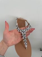 Zehtrenner. Sandalen. Glitzerschuhe. Neu. Silber Niedersachsen - Quakenbrück Vorschau