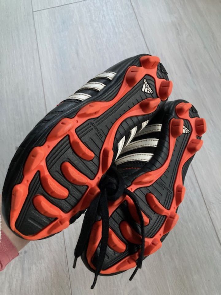 Fußballschuhe Adidas Gr. 33 in Braunschweig