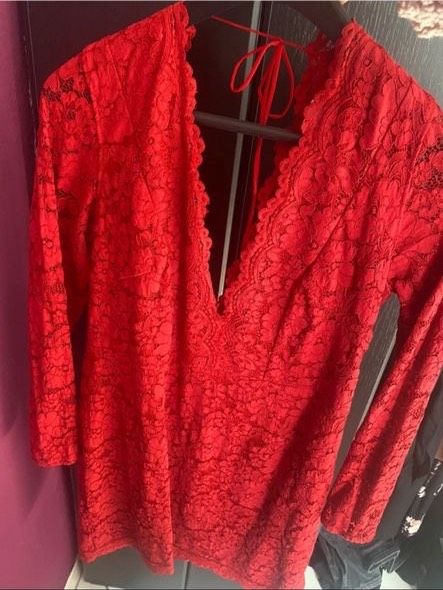 Rotes Spitzen-Kleid in Rodgau