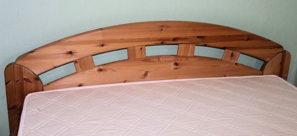 Bett aus Kiefernholz, Breite 140 cm - ohne Matraze in Freudenberg