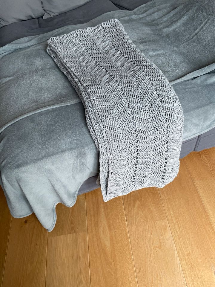 Selbst gehäkelte Sofadecke Tagesdecke Decke grau Handarbeit 200 in Brühl
