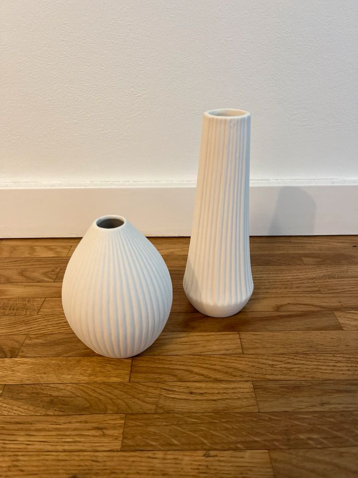 Geriffelte Vasen in weiß in Hamburg