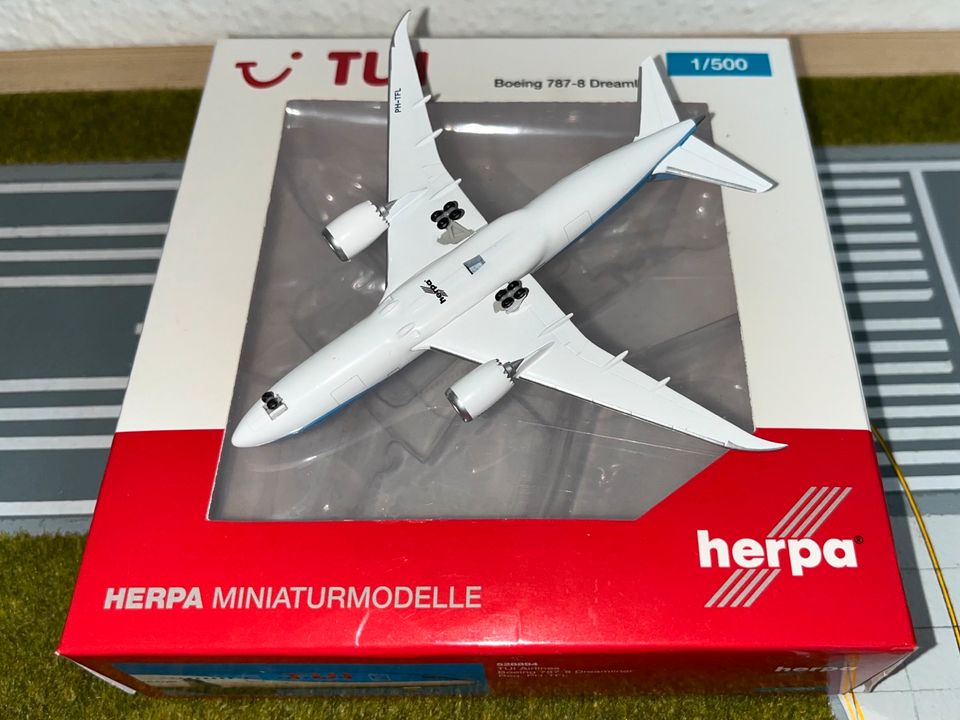 Herpa TUI Boeing 787-8 Dreamliner [PH-TFL] (1:500) in Dresden