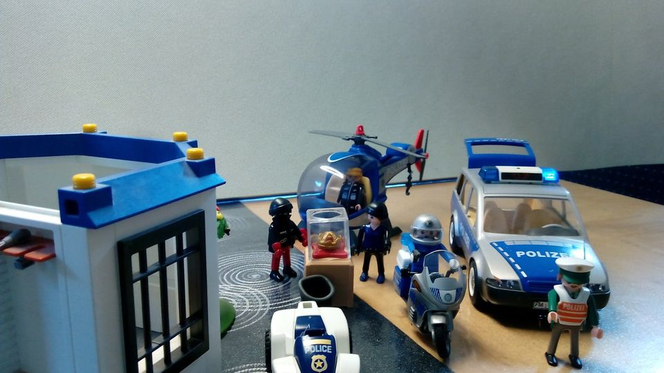 Playmobil Polizeistation Polizeiwache mit extra Zubehör! in Thalmassing