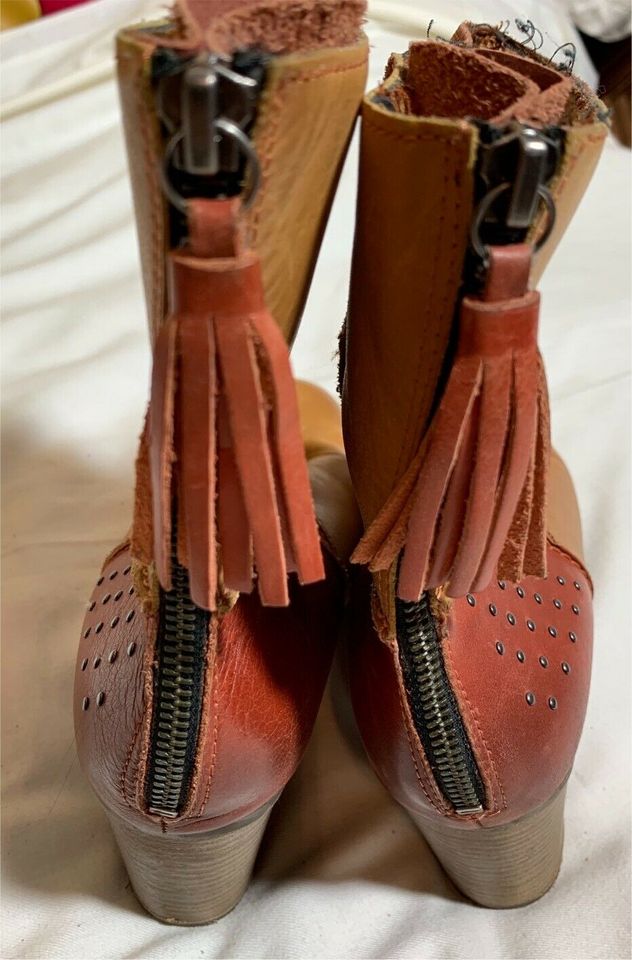 Tamaris Stiefelette rot orange mit tassel Gr. 41 in Berlin