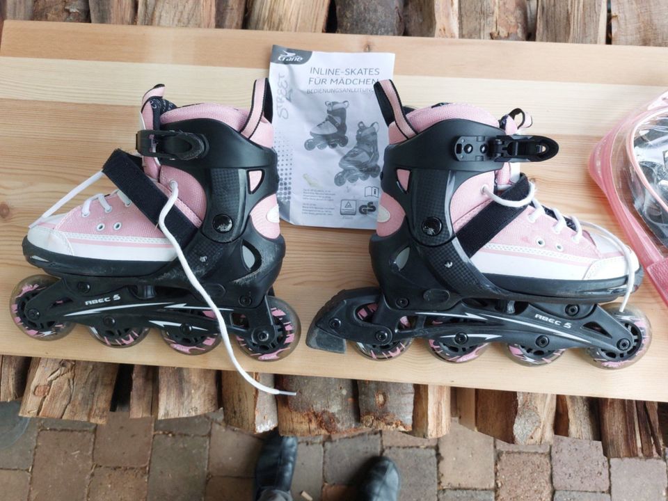 Inline Skater für Mädchen mit Schutzausrüstung in Wildberg