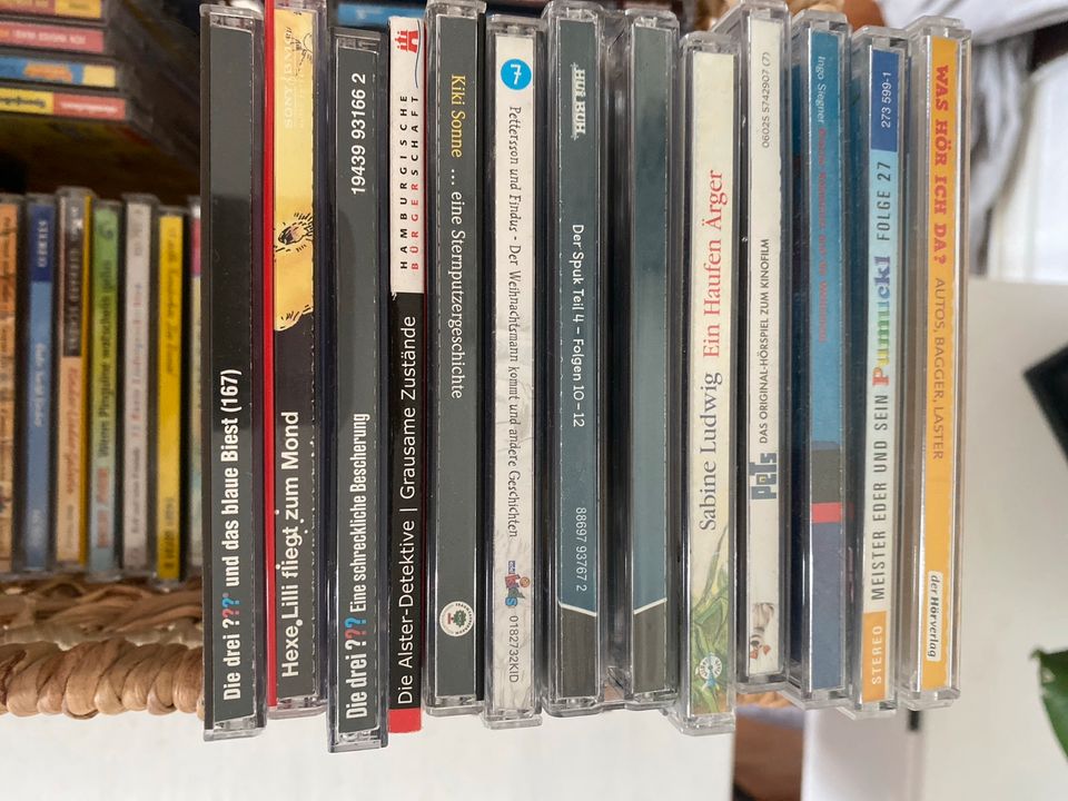 Ganze Kiste voll Hörspiele und Kindermusik CDs in Grevenbroich
