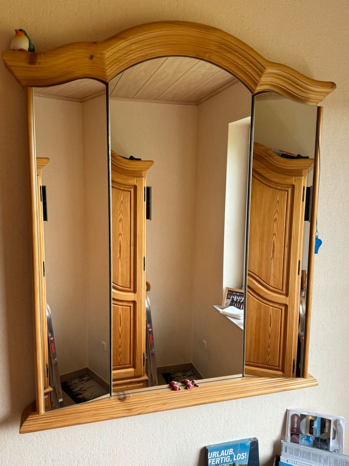 Kommode mit passenden Spiegel in Hohenstein