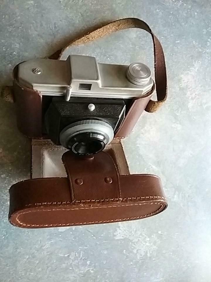Fotoapparat aus den 1950 iger Jahren mit Aufdruck Rothlar Optik in