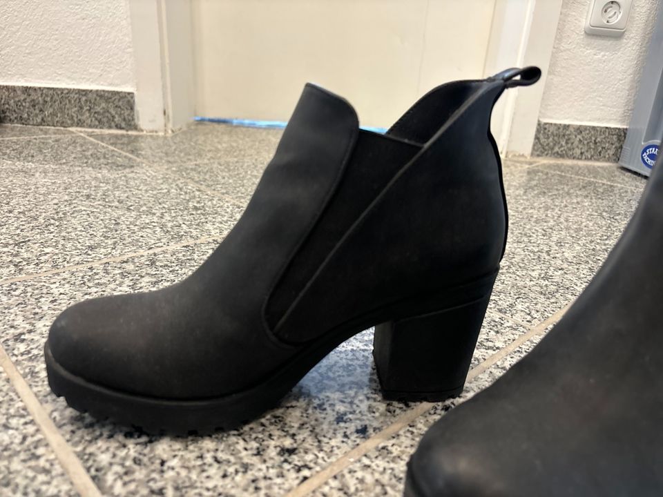 Damenschuhe Absatzschuhe Stiefeletten Stiefeln Schwarz Gr. 38 in Wackernheim